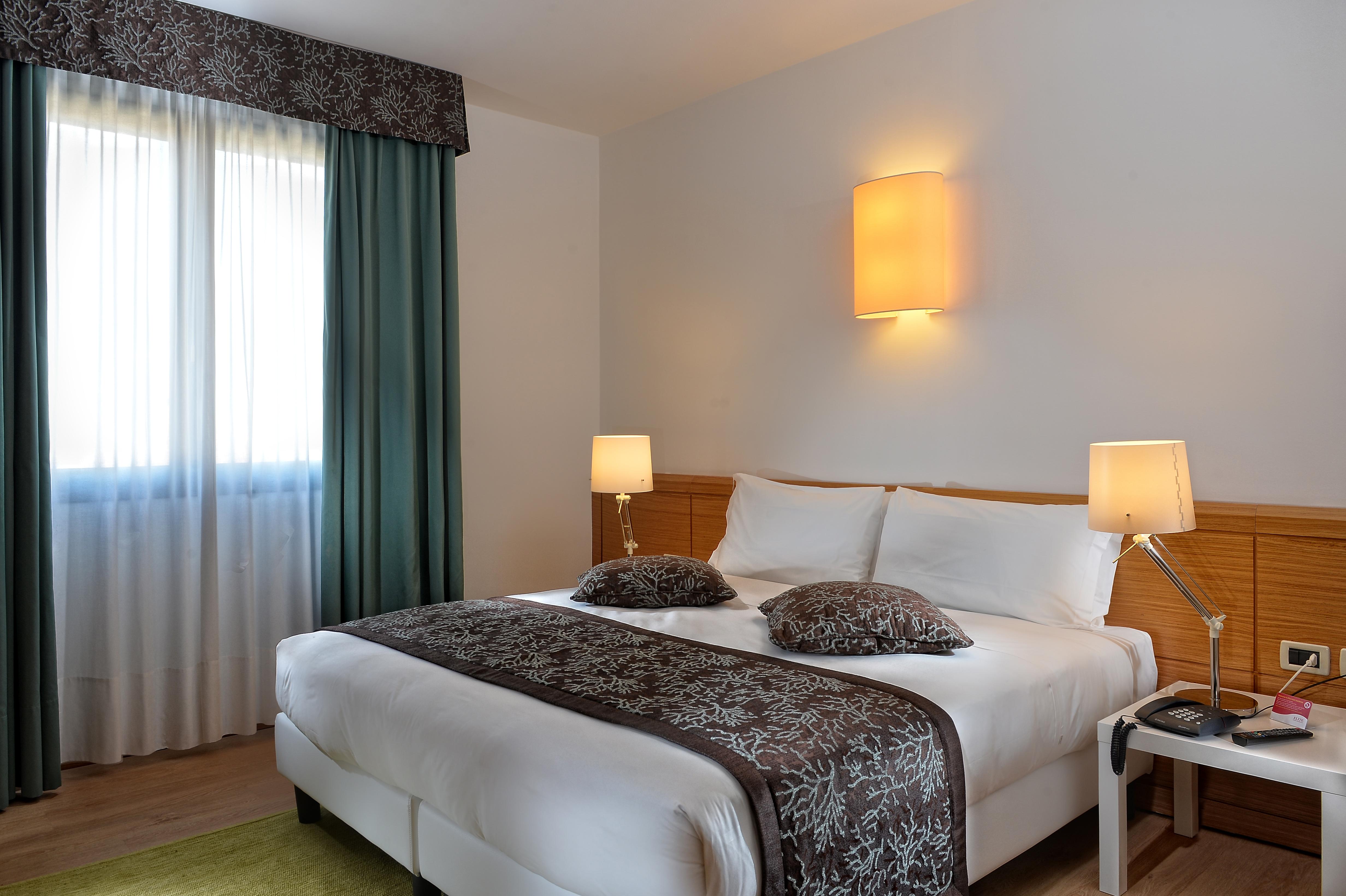 Aparthotel Elite & 4*